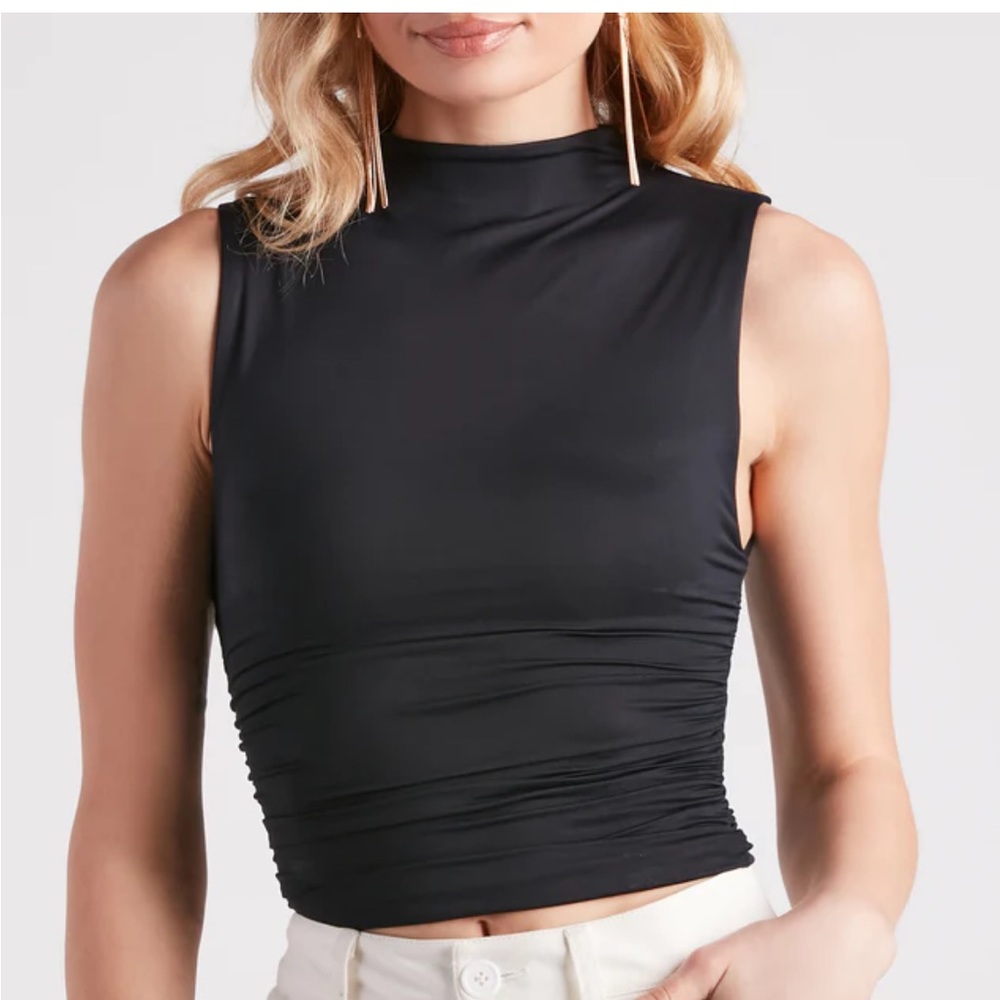 Sleeveless turtleneck top